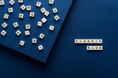 Mavi arkaplandaki küplerin üstündeki klasik mavi harflerin üst görünümü
