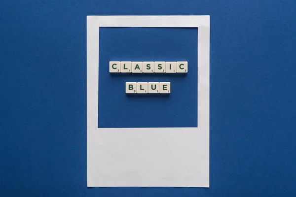 Вид Зверху Класичного Синього Написання Кубиках Білій Фоторамці Синьому Фоні — стокове фото