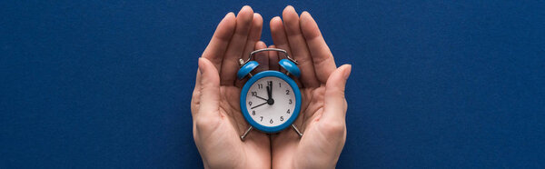 Vista Recortada Mujer Que Sostiene Reloj Despertador Sobre Fondo Azul — Foto de Stock