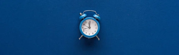 Vista Superior Del Reloj Despertador Sobre Fondo Azul Plano Panorámico — Foto de Stock