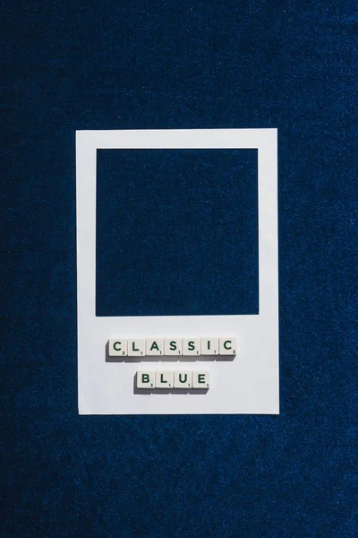 Bovenaanzicht Van Klassieke Blauwe Letters Blokjes Witte Fotolijst Getextureerde Blauwe — Stockfoto