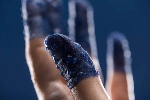 Zbliżenie Widok Żeńskiej Dłoni Mokrymi Malowanymi Palcami Odizolowanymi Niebiesko — Zdjęcie stockowe