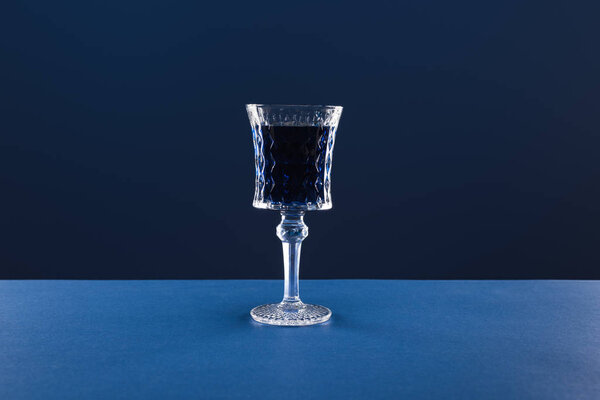 хрустальное огранённое стекло с напитком
