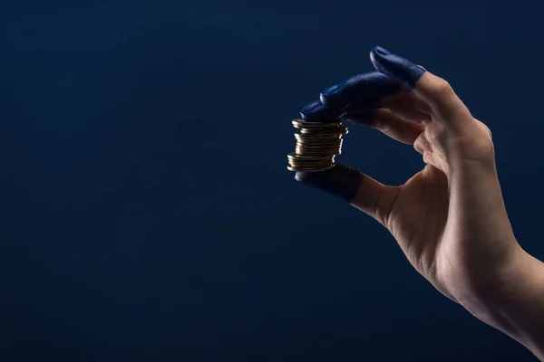 Przycięty Widok Kobiecej Ręki Pomalowanymi Palcami Trzymającymi Monety Odizolowane Niebiesko — Zdjęcie stockowe