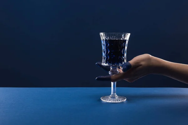 Cropped View Female Hand Painted Fingers Holding Faceted Glass Drink — 스톡 사진