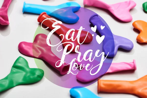 Balões Coloridos Forma Coração Fundo Cinza Com Comer Rezar Amor — Fotografia de Stock