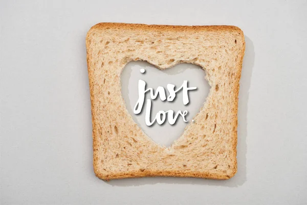 Bovenaanzicht Van Brood Plak Met Gesneden Hart Gewoon Liefde Belettering — Stockfoto