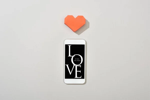 Top Pohled Smartphone Láskou Slovo Papírové Srdce Šedém Pozadí — Stock fotografie
