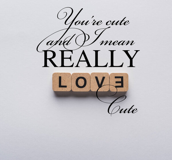 Вид сверху на кубики с любовью на белом фоне с тобой симпатичный
