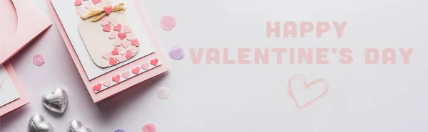 Top View Valentines Dekoration Gratulationskort Hjärtan Konfetti Vit Bakgrund Med — Stockfoto