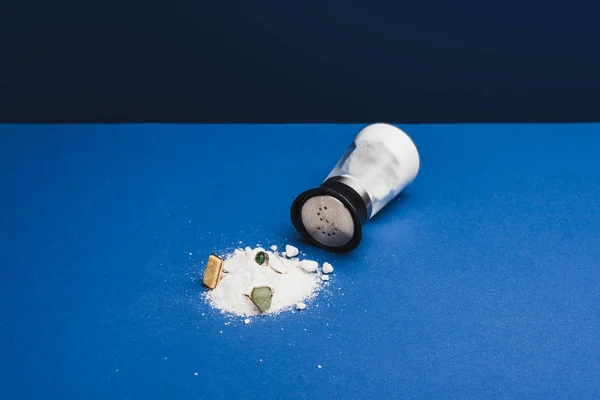 Schmuckringe Mit Edelsteinen Auf Salz Salzstreuer Auf Klassisch Blauer Oberfläche — Stockfoto