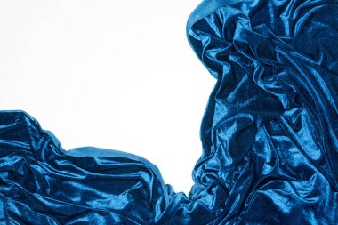 Kırışmış mavi kadifenin beyaza izole edilmiş üst görüntüsü