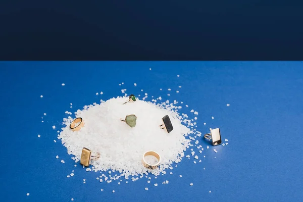 Schmuckringe Mit Edelsteinen Auf Salz Auf Klassisch Blauem Hintergrund — Stockfoto