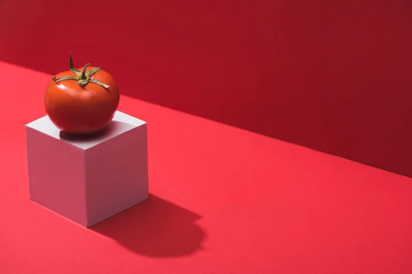 Tomate Fresco Maduro Cubo Sobre Fondo Rojo — Foto de Stock