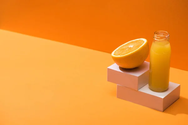 Čerstvá Šťáva Skleněné Láhvi Poblíž Oranžové Poloviny Bílé Kostky Oranžovém — Stock fotografie