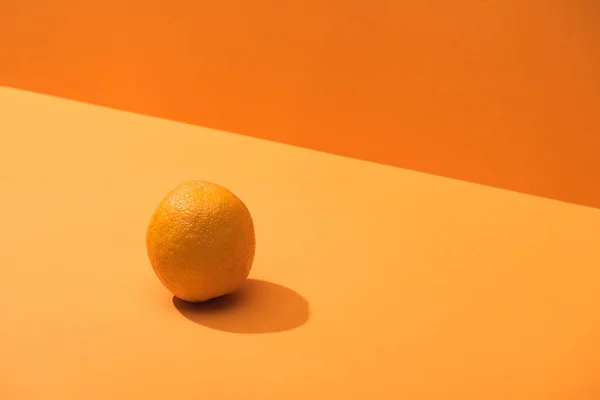 Naranja Entera Fresca Sobre Fondo Naranja — Foto de Stock