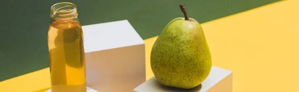 Succo Fresco Bottiglia Vicino Pera Cubetti Bianchi Fondo Verde Giallo — Foto Stock