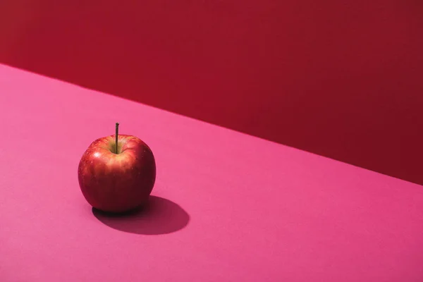 Manzana Jugosa Fresca Sobre Fondo Rojo Rosa —  Fotos de Stock