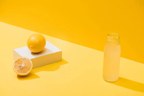 Fresh Juice Bottle Lemons White Cube Yellow Background — Stockfoto