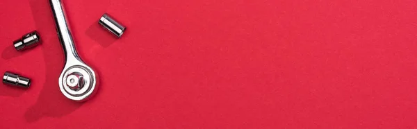 Вид Сверху Гаечного Ключа Насадками Красном Фоне Панорамный Снимок — стоковое фото