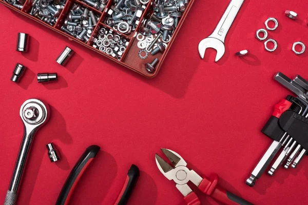 Rahmen Des Werkzeugsets Mit Schlüsseln Und Sechskantschlüsseln Auf Rotem Hintergrund — Stockfoto