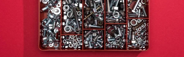 Draufsicht Auf Schrauben Und Muttern Aus Metall Werkzeugkasten Auf Rotem — Stockfoto