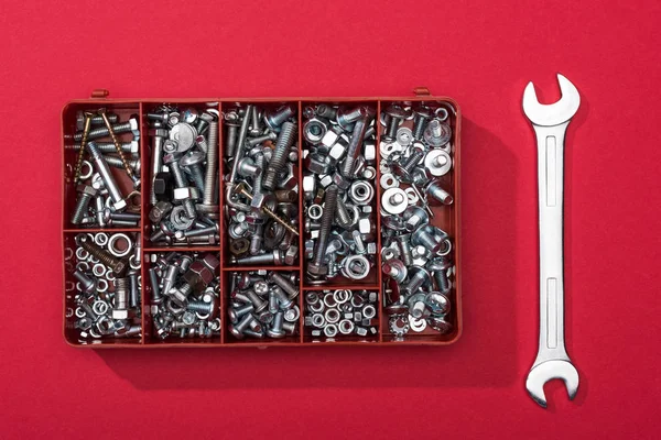 Werkzeugkiste Von Oben Mit Schrauben Und Muttern Schraubenschlüssel Auf Rotem — Stockfoto