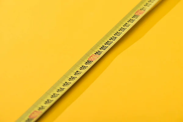 Zavřít Pohled Čísla Průmyslové Měřicí Pásky Žlutém Pozadí — Stock fotografie