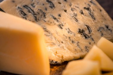 Grana Padano ve Dorblu peynirinin yakın görüntüsü