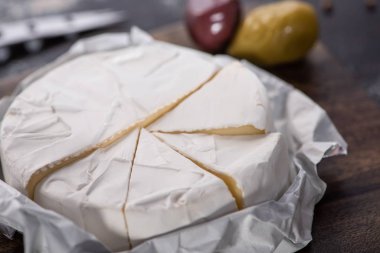 Tahta kesim tahtasındaki dilimlenmiş peynir manzarasını kapat