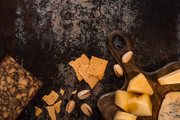 Çamfıstıklı Peynir Tabağı Yıpranmış Yüzeyde Kraker — Stok fotoğraf