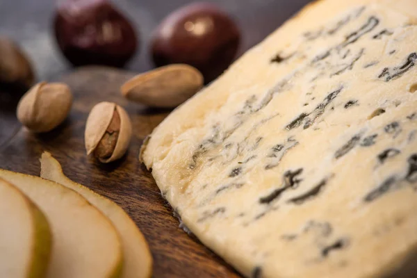 Vista Cerca Del Queso Dorblu Con Pera Rodajas Pistachos — Foto de Stock