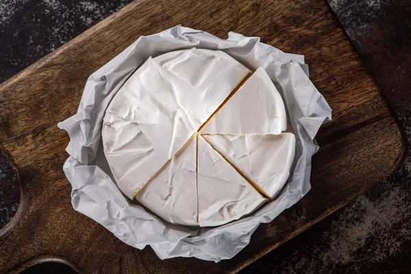 Vedere Sus Brânzei Tăiate Brie Placa Tăiere Din Lemn — Fotografie, imagine de stoc