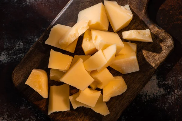 Верхний Вид Деревянной Тарелки Сыром Grana Padano Выветренной Поверхности Солнечном — стоковое фото