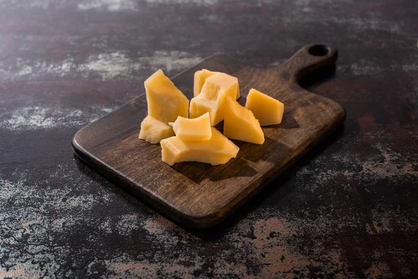 Деревянное Блюдо Сыром Grana Padano Выветриваемой Поверхности — стоковое фото
