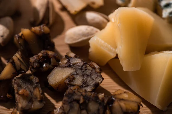 Selective Focus Pieces Nut Cheese Grana Padano Next Pistachios Cutting — Stock Photo, Image