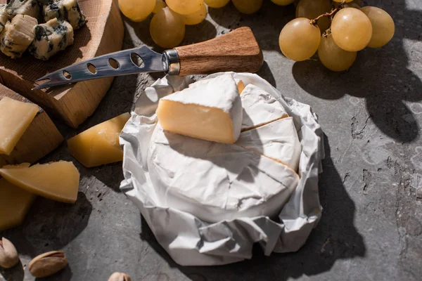 Camembert Blízkosti Grana Padano Dorblu Nůž Dřevěné Desce Hrozny Ořechy — Stock fotografie