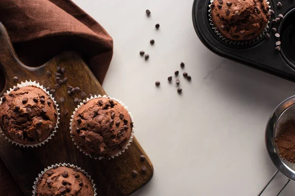 Top View Fresh Chocolate Muffins Wooden Cutting Board Brown Napkin — 图库照片
