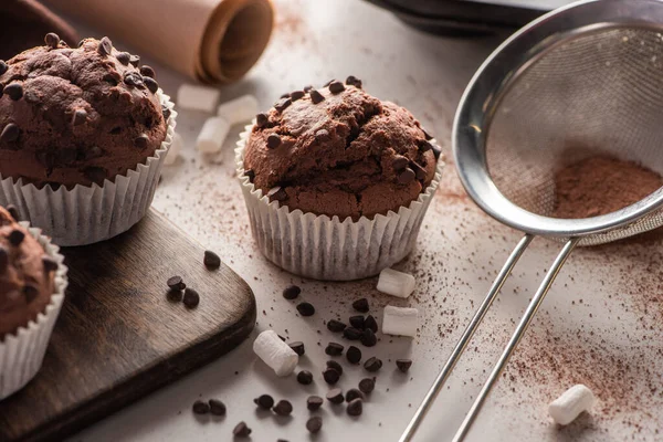 Close View Fresh Chocolate Muffins Marshmallow Cocoa Powder Sieve Wooden — 图库照片