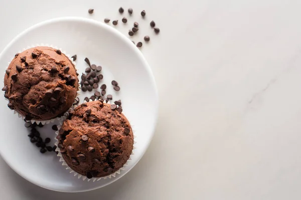 Felső Nézet Friss Csokoládé Muffinok Fehér Tányéron Márvány Felületen — Stock Fotó