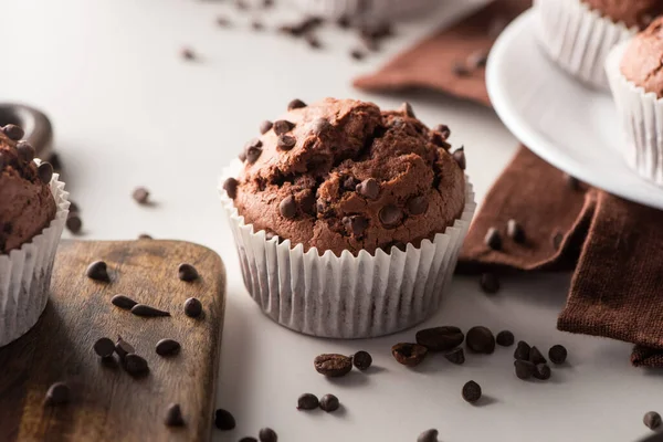 Vista Perto Muffin Chocolate Fresco Superfície Branca — Fotografia de Stock