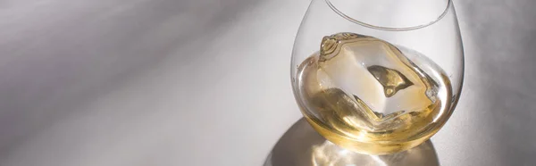 Cristal Transparente Con Cubo Hielo Whisky Sobre Mesa Blanca Con — Foto de Stock