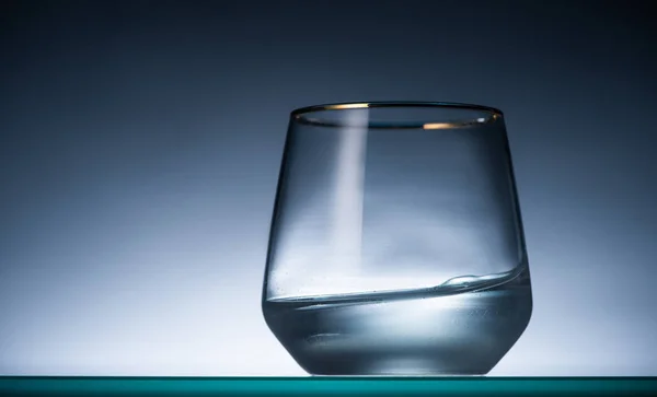 Transparant Glas Met Wodka Het Donker Met Achtergrondlicht — Stockfoto