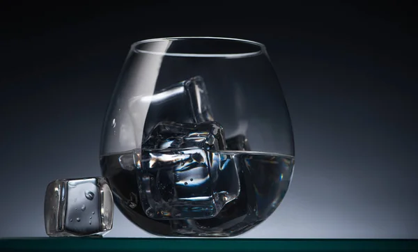 Transparant Glas Met Ijsblokjes Wodka Het Donker Met Achtergrondlicht — Stockfoto