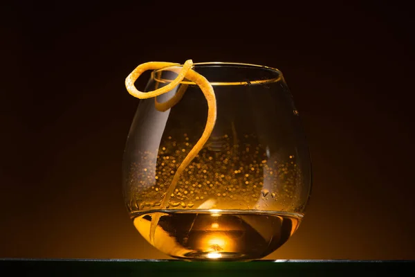 Transparant Glas Met Citrusschil Wodka Het Donker Met Warm Achtergrondlicht — Stockfoto