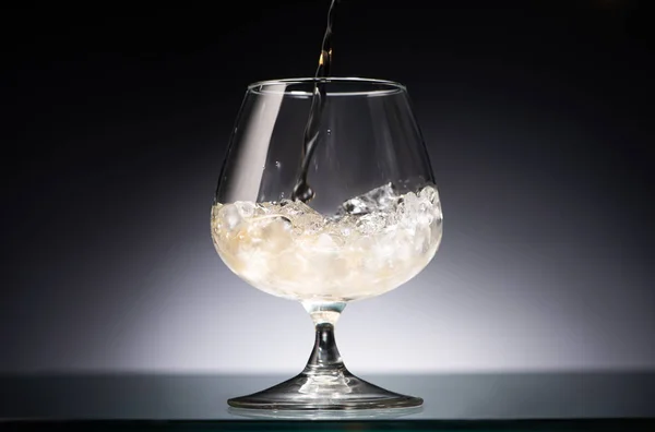 Whisky Versé Dans Verre Transparent Avec Glace Dans Obscurité Avec — Photo