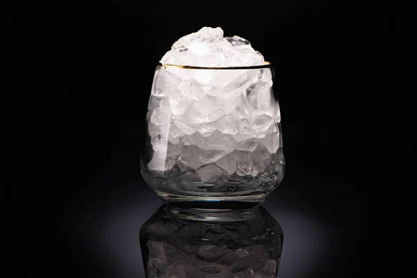 Vidro Transparente Com Gelo Sobre Fundo Preto — Fotografia de Stock
