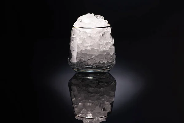 Vidro Transparente Com Gelo Sobre Fundo Preto — Fotografia de Stock