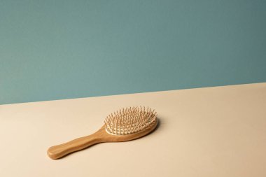 Bej ve gri üzerine ahşap saç fırçası, sıfır atık kavramı