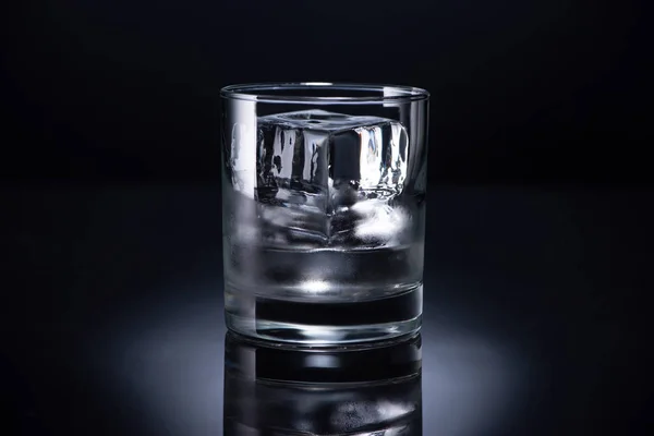 Vidrio Transparente Con Cubo Hielo Vodka Sobre Fondo Negro — Foto de Stock